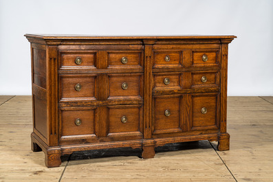 An oak wooden chest of drawers, 19th C.