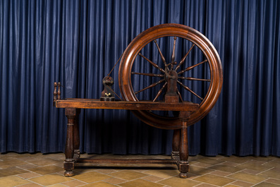 A mahogany spinning wheel, 19th C.