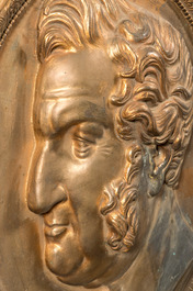 Een verguld bronzen plaquette met een profielportret van een man, 19e eeuw