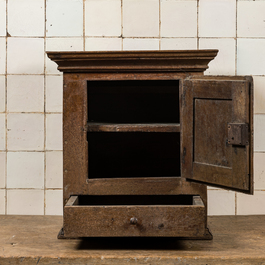 Petit cabinet de rangement en ch&egrave;ne, Flandres, 17/18&egrave;me