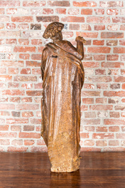 Een houten sculptuur van een heilige, 17e eeuw