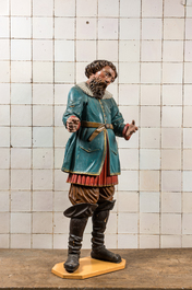 Een grote polychrome houten figuur van een edelman, 18/19e eeuw