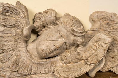Een eikenhouten reli&euml;f met een engel, 18e eeuw