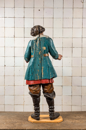 Een grote polychrome houten figuur van een edelman, 18/19e eeuw