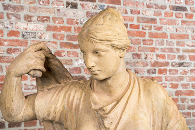 Een grote gepatineerde terracotta figuur van Diana, 19/20e eeuw