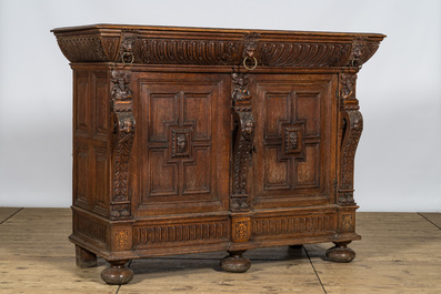 Een houten buffetkast in Renaissancestijl, vermoedelijk 17e eeuw