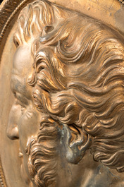 Een verguld bronzen plaquette met een profielportret van een man, 19e eeuw