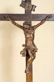 Een Franse polychrome houten Golgotha groep, 18e eeuw