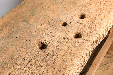 Een grote houten werk- of schuurtafel, begin 20e eeuw