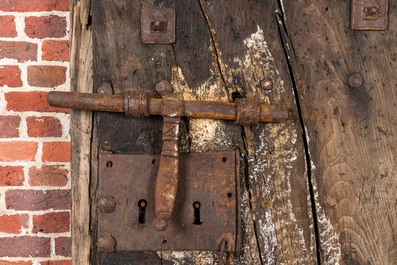 A wooden door with wrought iron lock and hinges, 17/18th C.