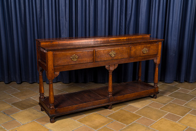 Een Engelse eikenhouten sideboard, 18e eeuw en later