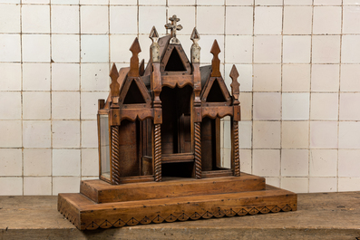 Een neogotisch pr&eacute;sentoir in de vorm van een tabernakel, 19/20e eeuw