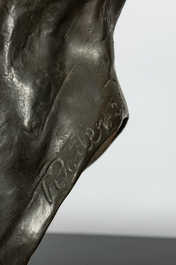 Een gepatineerd bronzen mannenhoofd op marmeren voet, onleesbaar gesign. en gedat. (19)29