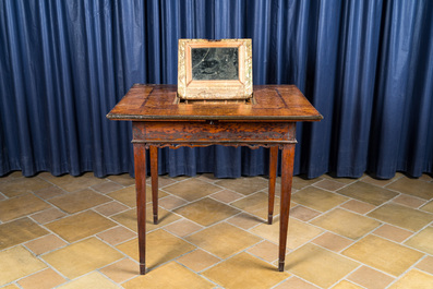 Een Duitse tafel met secreten en marqueterie, 18e eeuw