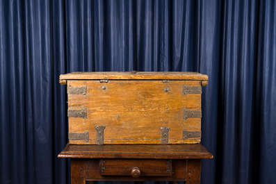 Een houten koffer met smeedijzeren beslag, 18e eeuw
