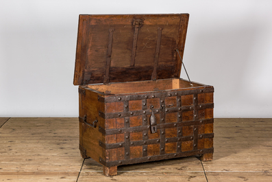 Een houten koffer met smeedijzeren beslag, 17e eeuw
