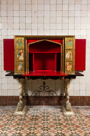 Cabinet sur support de style n&eacute;o-gothique figurant la Bataille de L'&Eacute;cluse, 20&egrave;me