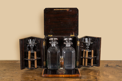 Cave &agrave; liqueur en bois &agrave; d&eacute;cor d'os avec deux carafes, deux verres et une petite bouteille, 19&egrave;me