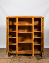 A German Art Deco-style burl wood veneered display cabinet, 20th C.