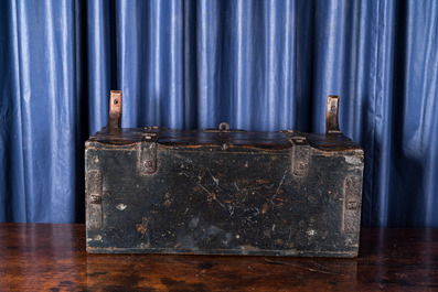 Een polychrome houten koetskoffer, 19e eeuw
