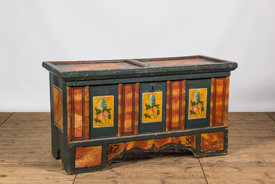 Een mogelijk Oostenrijkse grote polychrome houten kist, gedateerd 1788, ca. 1800