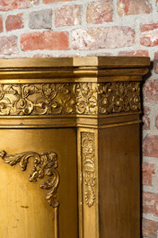 Paire de cabinets demi-lune de style Empire en bois dor&eacute;, vers 1900