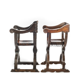 Twee houten 'dagobert' plooistoelen met lederen bekleding, 19e eeuw