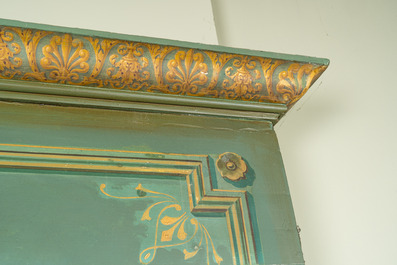 Een grote polychrome houten spiegel in neoclassicistische stijl, 19/20e eeuw