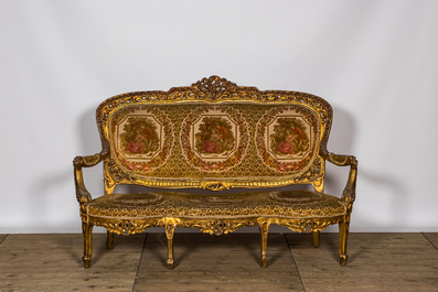 Ensemble de salon de style Louis XV en bois dor&eacute; compos&eacute; d'un canap&eacute; &agrave; trois places et de deux fauteuils, 20&egrave;me