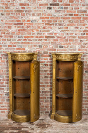 Paire de cabinets demi-lune de style Empire en bois dor&eacute;, vers 1900