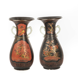 Une paire de vases en porcelaine de Japon rehauss&eacute;e de laque, Meiji, 19&egrave;me