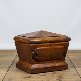 An English Victorian mahogany wine cooler, 19/20th C.