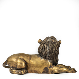 Lion couch&eacute; en bronze patin&eacute;, 20&egrave;me
