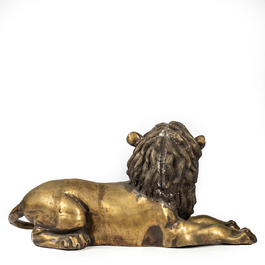 A patinated bronze reclining lion, 20th C.