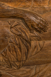 Een eikenhouten reli&euml;f met een liggende Christus omgeven door engelen, 17e eeuw of later