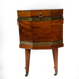 An octagonal mahogany box on four mobile feet, 19th C.