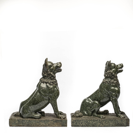 Paire de sculptures de chiens assis en porphyre vert, 1&egrave;re moiti&eacute; du 20&egrave;me