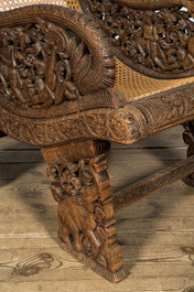 Een koloniale eikenhouten ajourgedecoreerde fauteuil met 'cannage', 19/20e eeuw