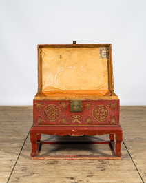 Een Chinese roodgelakte koffer met bronzen monturen op voet, 20e eeuw