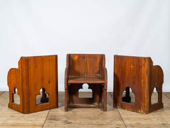 Vijf neogotische dennenhouten stoelen en &eacute;&eacute;n in eik, 20e eeuw
