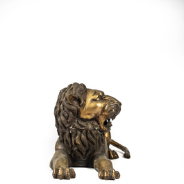 A patinated bronze reclining lion, 20th C.