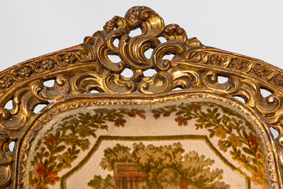 Ensemble de salon de style Louis XV en bois dor&eacute; compos&eacute; d'un canap&eacute; &agrave; trois places et de deux fauteuils, 20&egrave;me