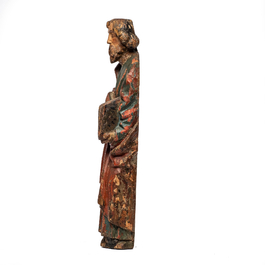 Een polychrome houten sculptuur van een apostel, 17e eeuw