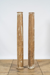 Une paire de colonnes en bois en partie patin&eacute;es, 19&egrave;me