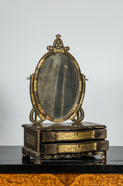 Een Franse gelakte en vergulde houten japonisme of chinoiserie coiffeuse spiegel, 18/19e eeuw