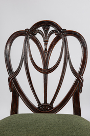 Cinq chaises &agrave; d&eacute;cor de 'Prince of Wales feathers' dans le go&ucirc;t de George Hepplewhite, 19&egrave;me