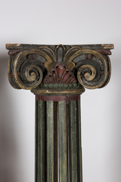 Une paire de colonnes en bois polychrome, 20&egrave;me