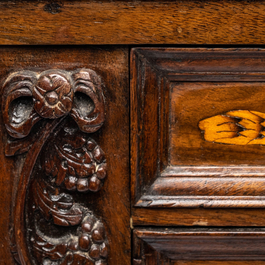 Een tafelkabinet met vier laden in hout met floraal marqueterie decor, wellicht Nederland, 18/19e eeuw