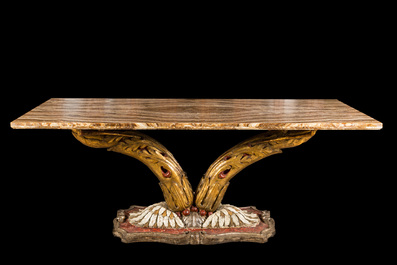 Een polychrome en vergulde houten consoletafel met onyx marmeren bovenblad, wellicht Itali&euml;, 19e en 20e eeuw