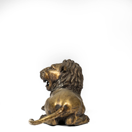 Lion couch&eacute; en bronze patin&eacute;, 20&egrave;me